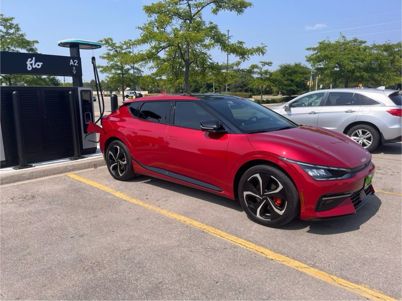 EV6 connected to a flo highspeed DC charger